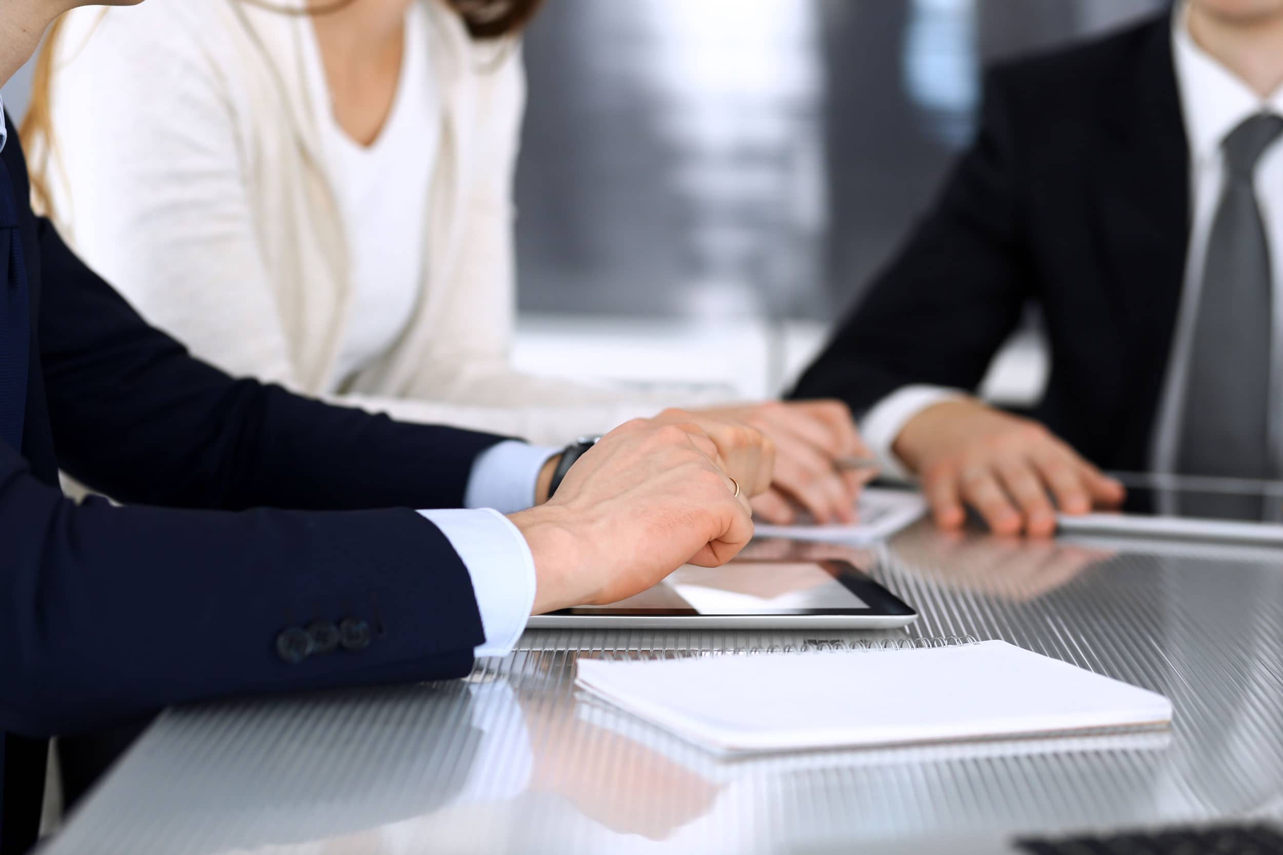 Transparencia, ética profesional y confianza Ejercemos la abogacía desde la ética, la honestidad y la transparencia, valores fundamentales para construir relaciones duraderas con nuestros clientes. Informamos de forma clara sobre honorarios, viabilidad del caso y expectativas reales, evitando falsas promesas.